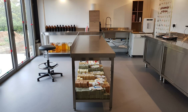 Savons saponifiés à froid et Huiles de soins aux plantes